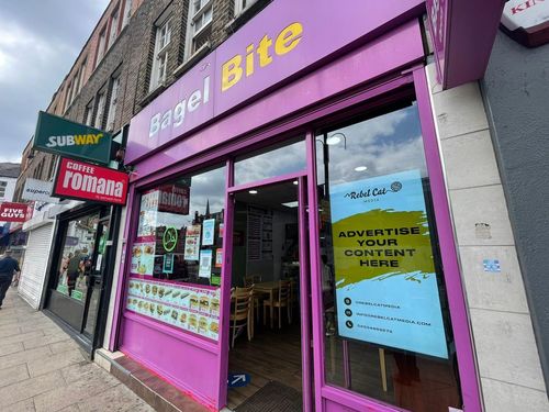 Ultime soluzioni aziendali su finestre rivolte verso schermo ad alta luminosità