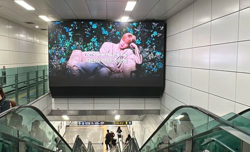 Ultime soluzioni aziendali su Gli schermi all'interno della metropolitana sono strumenti potenti per condurre un'ampia esposizione del marchio e un marketing mirato per scena.